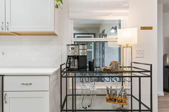 Walk to Dining & More in Brentwood, Free Parking - Image 2
