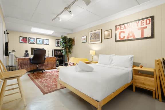 Bouldin Creek Charmer w Bonus Flex Room & Patio! - Image 2