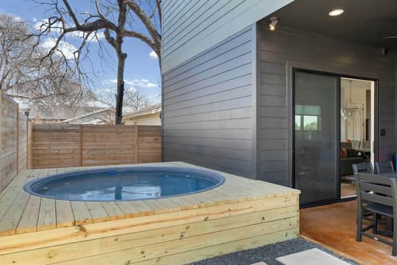 Luxury Living, Close to UT w BBQ & Cowboy Pool - Image 5